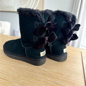 Ugg Bailey Bow Crushed Velvet in black